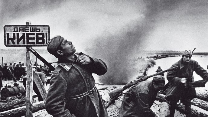 Českoslovenští vojáci, kteří před 80 lety osvobodili Kyjev, prokázali obdivuhodnou vynalézavost, dravou rychlost a úctyhodnou odvahu