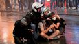protivládní  protesty v Turecku,  červen 2013 Oceněná série fotografií  v kategorii Aktualita