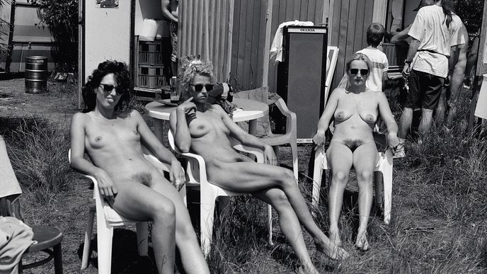 Fotografie Karla Nováka připomínají nudismus, v němž někteří z nás nalézali během minulého režimu svobodu a přirozenost.
