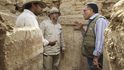 Profesor Bárta diskutuje s egyptskými kolegy o zabezpečení nově objevené zdobené kaple hodnostáře Kasebiho
