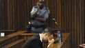 Oscar Pistorius u soudu často plakal a nakonec dostal jen pět let
