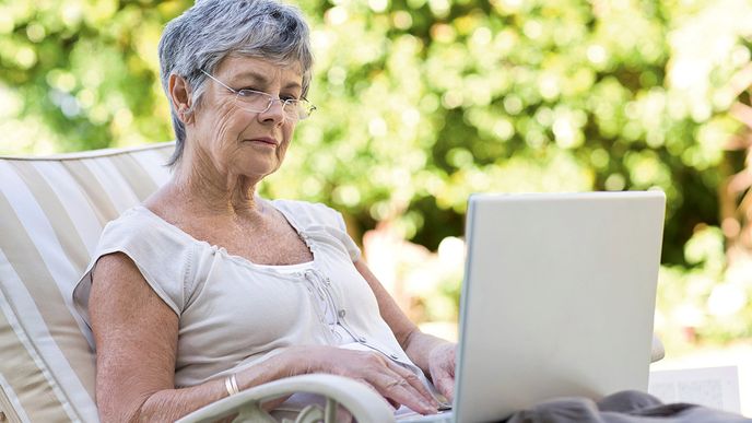 Helena Marešová,  majitelka agentury  Kam nechceš s. r. o., u svého notebooku. Najednou jí přišel e-mail od nějakého Kačera. Jestli by prý za něj nepřevzala medaili...