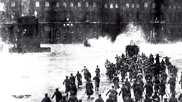 Útok na Zimní palác proběhl v noci, což fotodokumentaci zkomplikovalo. Tento ikonický záběr pochází až z Ejzenštejnova filmu Deset dní, které otrásly světem, natočeného k 10. výročí puče.   