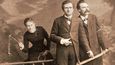 Módní fotograf Jules Bonnet zachytil v květnu 1882 trojici Lou — Reé – Nietzsche (zleva) v celkem výstižné konstelaci. Nápad prosadil Nietzsche a osobně dohlédl na všechny detaily, včetně bičíku a větvičky šeříku. 