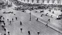 Únorovou revoluci odstartovala rozsáhlá stávka, do jejíchž účastníků pochodujících petrohradskými ulicemi dal car střílet 