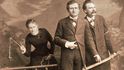 Módní fotograf Jules Bonnet zachytil v květnu 1882 trojici Lou — Reé – Nietzsche (zleva) v celkem výstižné konstelaci. Nápad prosadil Nietzsche a osobně dohlédl na všechny detaily, včetně bičíku a větvičky šeříku. Módní fotograf Jules Bonnet zachytil v květnu 1882 trojici Lou — Reé – Nietzsche (zleva) v celkem výstižné konstelaci. Nápad prosadil Nietzsche a osobně dohlédl na všechny detaily, včetně bičíku a větvičky šeříku.