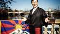 Tibetská celebrita a státník světového formátu, Lozang Sanggjä, je sikjong neboli premiér tibetské exilové vlády. Funkci převzal od Jeho Svatosti dalajlamy v roce 2011, což je historicky vůbec poprvé, kdy se dalajlama rozhodl rozdělit politickou a duchovní moc.