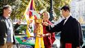 Lozang (napravo), kterého ještě nikdy nepustili do Tibetu, se symbolickou bílou holubicí před pražským Žofínem: „Dědictví starší generace je pro mě důležité.“