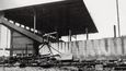 Stadion Sparty  6. 5. 1945 zasáhl německý Flak. Shořel i stadión Slavie.