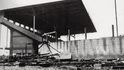 Stadion Sparty  6. 5. 1945 zasáhl německý Flak. Shořel i stadión Slavie.