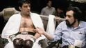 Robert De Niro četl životopis Jakea LaMotty během natáčení druhého dílu Kmotra. Ihned ho zaujal. Přesvědčit Martina Scorseseho (vpravo) ale nebylo snadné.