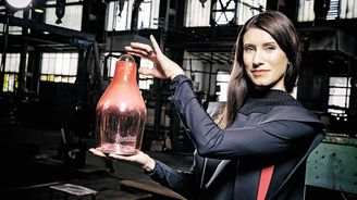 Designérka Lucie Koldová vytvořila aukční pivní láhve, které pomohou vozíčkářům