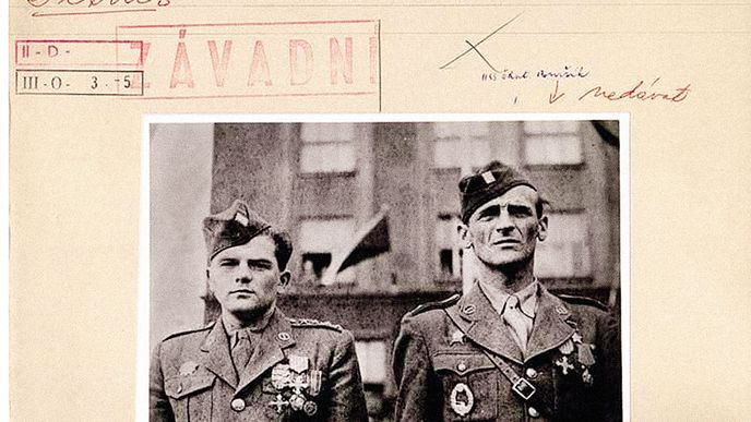 Praxe komunistických propagandistů po roce 1948: Buršíka (vpravo) z fotografie odstřihnout…