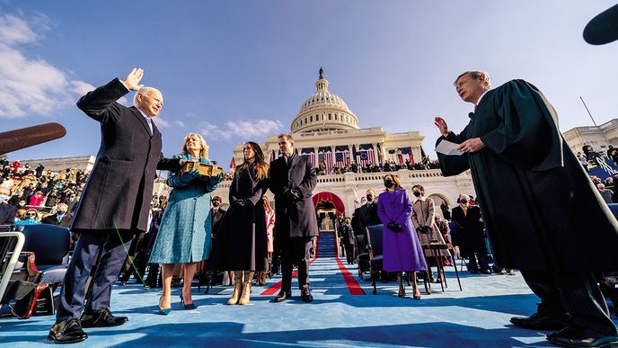 20. leden 2021: Joe Biden přísahá ve Washingtonu na bibli a stává se novým prezidentem Spojených států amerických
