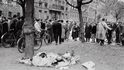 Mrtvoly na ulicích Budapešti, 1956. Stejný obrázek dnes vidíme na Ukrajině.