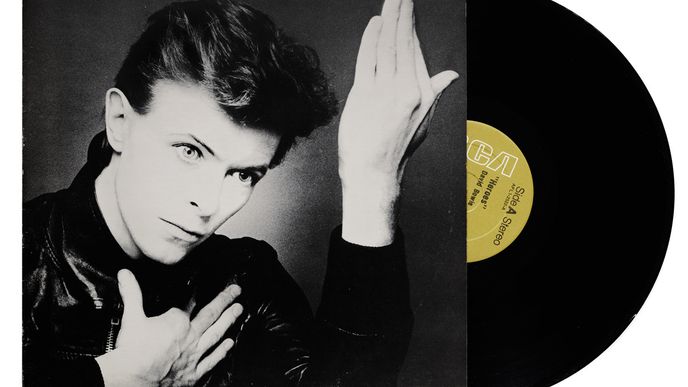 Album Davida Bowieho Heroes slaví 45 let od prvního vydání. Nyní vychází speciální výroční šedá edice, která se má prodávat výhradně v kamenných obchodech.