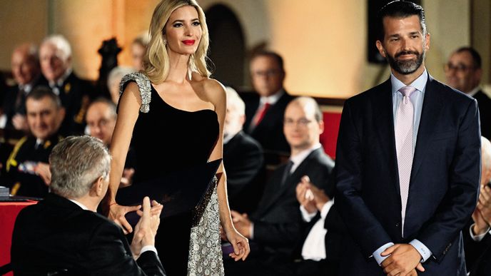 Miloš Zeman sedící, tleskající a sošná Ivanka Trumpová a její starší bratr Donald si jdou pro medaili Za zásluhy, kterou prezident udělil 28. října jejich matce Ivaně Trumpové