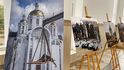 Interiér kostela svatého Ondřeje v Buči s vystavenými velkoformátovými fotografiemi z loňského března a dubna