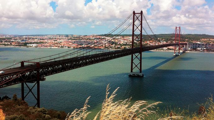 Pohled na Lisabon  přes řeku Tejo, nejdelší  na celém Pyrenejském poloostrově