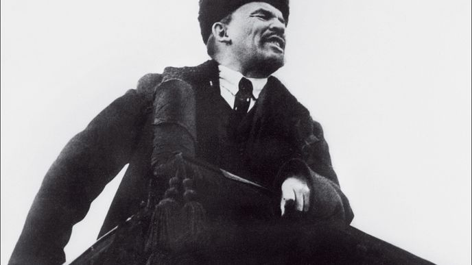 Vladimír Iljič Lenin v čele bolševiků, kteří navzdory svému názvu rozhodně neměli mezi revolucionáři většinu. Nejvíce však toužili po moci.