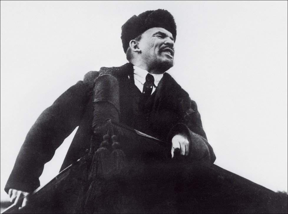 Vladimír Iljič Lenin v čele bolševiků, kteří navzdory svému názvu rozhodně neměli mezi revolucionáři většinu. Nejvíce však toužili po moci.