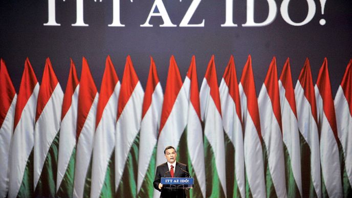 Teď je ten čas! hlásá nápis na Orbánově řečnickém pultíku