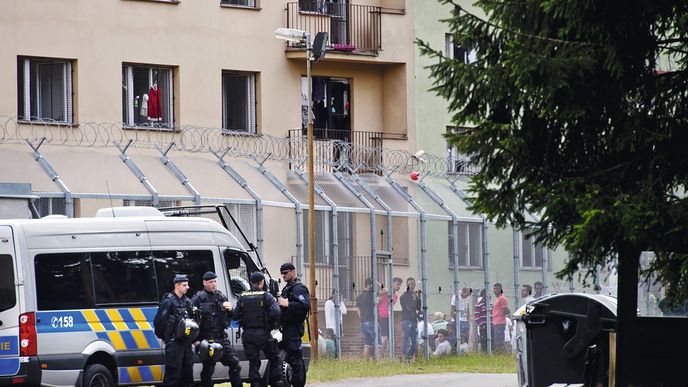 Ombudsmance připadá život běženců v táboře Bělá-Jezová bídný. Zaměstnanci nesouhlasí.