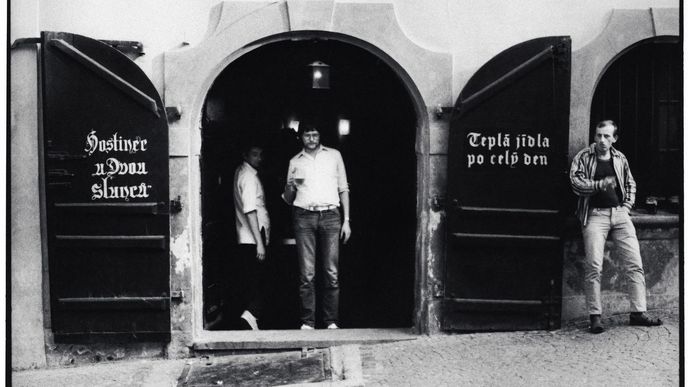 Nikdo nezachytil atmosféru malostranských  hospod tak dokonale jako Stanislav Tůma. Hostinec U dvou slunců  v Nerudově ulici, 1981