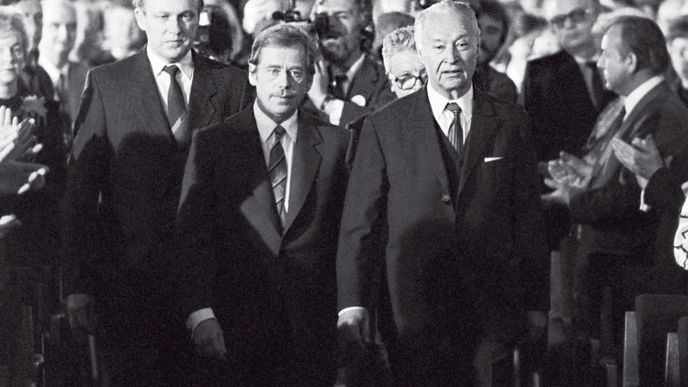 Je 29. prosince 1989. Václav Havel byl právě zvolen prezidentem, Alexander Dubček po jeho boku: Na co v té chvíli myslel? Že měl být prezidentem on sám?