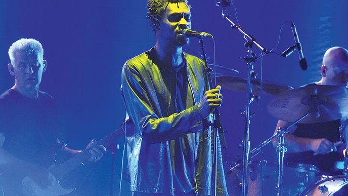 Návrat do stejné řeky. Bristolská elektronická skupina Massive Attack, jedna z těch, které definovaly trip hop jako žánr, se rozhodla zavzpomínat. Dvacet let od vydání svého slavného alba Mezzanine oslaví rozsáhlým výročním turné, které zahájí 28. ledna 2019 v Glasgowě. Na koncertech se ke skupině jako host připojí i Liz Fraserová, zpěvačka kapely Cocteau Twins. Praha se zatím mezi první zveřejněnou šestnáctkou termínů neobjevila.