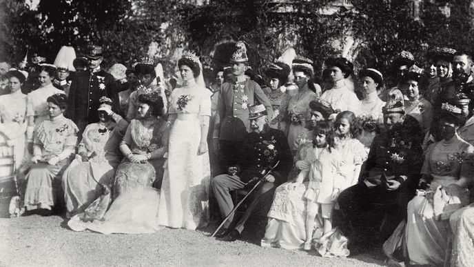  Císař František Josef  I.  schválil svému prasynovci  Karlovi sňatek se Zitou a 21. října 1911 se zúčastnil jejich svatby.  Obával se však, že Zitino příbuzenstvo bude zdrojem problémů.