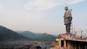 Číslo týdne: 182. Největší sochu na světě postavili v Indii. Měří 182 metrů, váží 67 tisíc tun, stála přes devět miliard korun a znázorňuje sardára Vallabhbháího Patéla, blízkého spolupracovníka Gándhího. Bývalému indickému vicepremiérovi se přezdívalo „indický železný muž“. Teď je z bronzu, oceli a betonu.