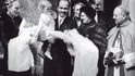 Zita na křtinách vnuček Moniky a Michaely. Otto Habsburský drží v náručí starší dceru Andreu. Září 1954.