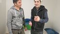 Simon (v šedé mikině) a Behzad, afghánští uprchlíci ve Švédsku