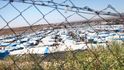 Uprchlické tábory jak v Řecku,  tak na Blízkém východě poskytují útočiště mnoha miliónům lidem vyhnaným  ze svých domovů válkou v Sýrii a Iráku