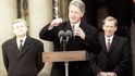 Bill Clinton přijel do Prahy 11. ledna 1994. Dal si pivo u Tygra, zahrál v Redutě a další den pak mj. jednal se zástupci státu Visegrádské čtyřky.
