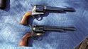 „Cold gun“ („studená zbraň“) v rekvizitářské hantýrce znamená, že v pistoli nejsou žádné náboje. „Hot gun“ pak značí, že zbraň je nabitá, ať už slepými, či ostrými.