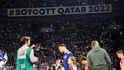 Na některých stadiónech v Evropě se objevuje už měsíce  nápis „Bojkot Kataru 2022“