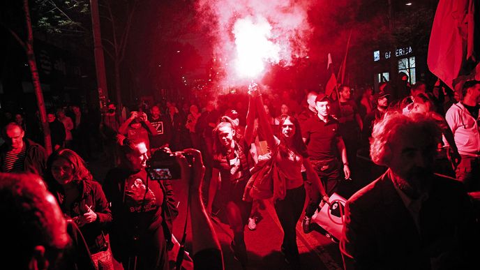 Proruská demonstrace v Bělehradě. Historické srbské rusofilství podtrhuje i zášť vůči NATO.