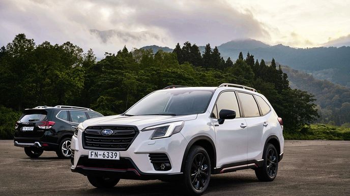 Facelift se zaměřil na příď, záď je beze změny. Za 25 let výroby to Subaru Forester dotáhlo na více 4,5 miliónu kusů, z toho v Evropě asi na 360 000.