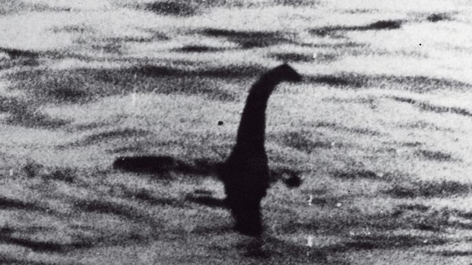 V roce 1934 byla otištěna zřejmě nejznámější fotografie podivného stvoření z jezera Loch Ness, kterou pořídil londýnský lékař Robert Kenneth Wilson