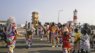 Akkra, Ghana: Smog, smrad a veselice na počest nebožtíka