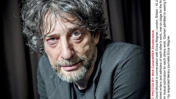 PAMÁTKA ZESNULÝCH SE HLÁSÍ: PRVNÍ KNIHA HŘBITOVNÍ Když napíše Neil Gaiman knihu, dá se očekávat, že ji dříve či později někdo adaptuje pro komiks. A protože Gaiman umí psát, jsou i ony adaptace kvalitní (upravil P. Craig Russell). To je také případ První knihy hřbitovní (budou dvě), kterou česky vydalo nakladatelství Comics Centrum k letošním Dušičkám. Příběh je lehkou parafrází na Knihu džunglí – jen místo zvířat vychovávají lidské mládě duchové.