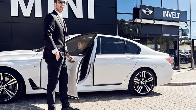 Čas jsou peníze. Výhodná poloha dealerství se servisem patří k věci. Hlavní provozovna BMW Invelt se proto nachází nedaleko mezinárodního Letiště Václava Havla, poblíž křížení Pražského okruhu s dálnicí D5. Po té se dostanete k Plzni, kde vás již na příjezdu vítá druhá z provozen společnosti BMW Invelt. K samozřejmostem patří velkokapacitní parkoviště, dimenzované nejen na pět metrů luxusu a špičkových technologií Aniny limuzíny BMW řady 7. Čekání na promptní vyřízení individuálně zpracovávané zakázky zpříjemní komfortní prostředí designové kavárny, kde patří k samozřejmostem wi-fi, výběr denního tisku a možnost sledovat televizi. V případě vašeho časového zaneprázdnění personál samozřejmě operativně zajistí přistavení připraveného vozu na vámi zvolené místo.