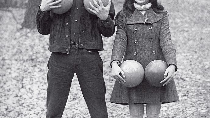 IMJ se svou první manželkou, kunsthistoričkou Věrou Jirousovou, na akci Házení míčů do průhonického rybníka Borin, organizované jeho o dva roky starší sestrou, výtvarnicí Zorkou Ságlovou. Duben 1969, foto Jan Ságl
