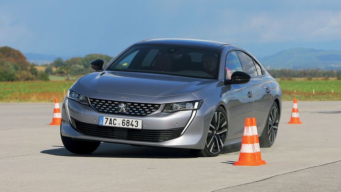 Doménou Peugeotu 508 bude především komfortní cestování, přesto si poradí i se svižnějším tempem a zakroucenými cestami