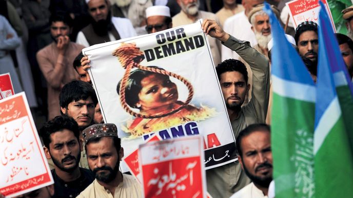 Pákistánští muslimové mají o vině křesťanky Bibiové jasno: Trest smrti za hlt muslimské“ vody.