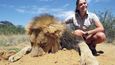 Paní Michaela se vyfotila beze zbraně se lvem, kterého zastřelil někdo jiný, a desetitisíce lidí podepsalo petici, aby už nestřílela lvy...