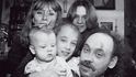 Rodina Kryštofa Rímského v roce 1994: zleva maminka Jitka s dcerami Jenůfou a Kristýnou (obě jsou rovněž herečky), Kryštof a John Bok 