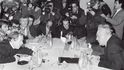 „Pane Havel, pozor,“ varoval Ladislav Adamec. Dne 26. 11. 1989 se poprvé sešel s představiteli Občanského fóra.  Zleva Václav Havel, Martin Mejstřík, Petr Čepek, Václav Klaus, Alexandr Vondra, Michal Horáček a Michael Kocáb.